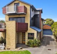 The Island Manor family seaside stay with views - Nambucca Heads Accommodation