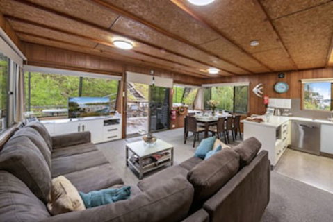 Boats And Bedzzz Houseboat Stays & Renmark River Villas - Nambucca Heads Accommodation 0