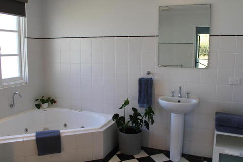 Upper Reach Spa Cottage - Nambucca Heads Accommodation 2