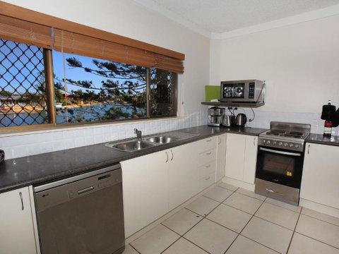 Anjuna 2 2 BDRM Budget Stay On Canal - Nambucca Heads Accommodation 2
