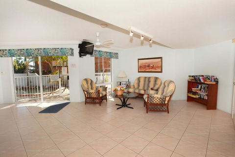 Unit 4 Coolum Sands Apartments 34 First Avenue Coolum Beach 400 BOND LINEN SUPPLIED - Nambucca Heads Accommodation 4