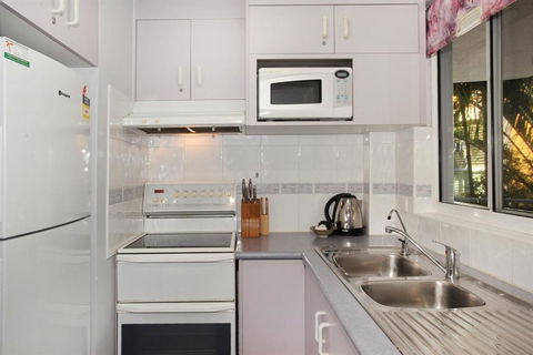 Unit 4 Coolum Sands Apartments 34 First Avenue Coolum Beach 400 BOND LINEN SUPPLIED - Nambucca Heads Accommodation 5