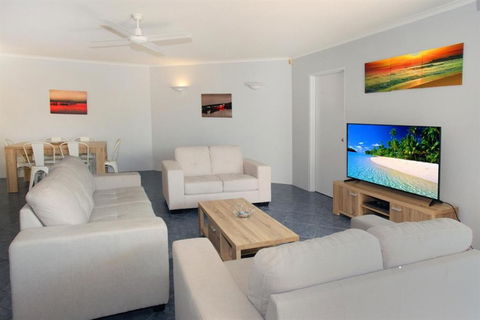 Unit 4 Coolum Sands Apartments 34 First Avenue Coolum Beach 400 BOND LINEN SUPPLIED - Nambucca Heads Accommodation 2