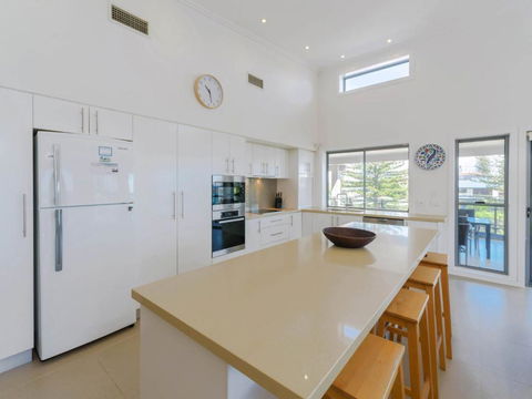 Bimbadeen Penthouse Across The Road From Main Beach! - Nambucca Heads Accommodation 1