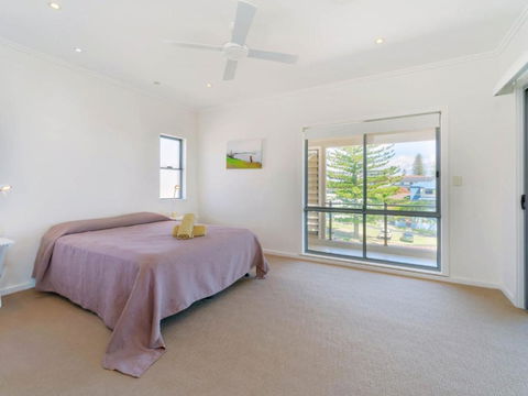 Bimbadeen Penthouse Across The Road From Main Beach! - Nambucca Heads Accommodation 2
