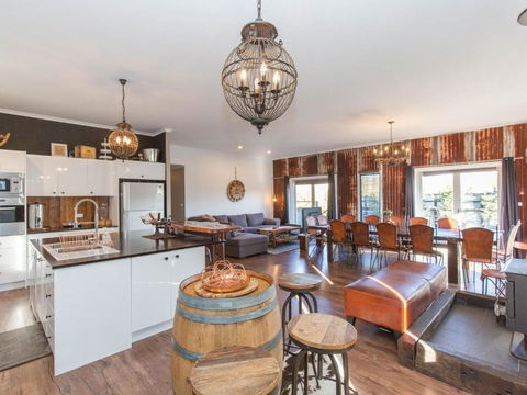 Oak & Barrel / 7 Twynam Street - Nambucca Heads Accommodation 4