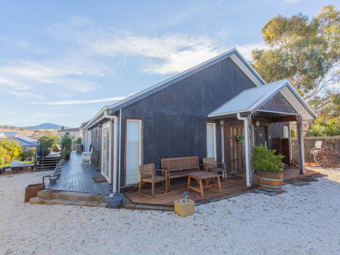Oak & Barrel / 7 Twynam Street - Nambucca Heads Accommodation 2