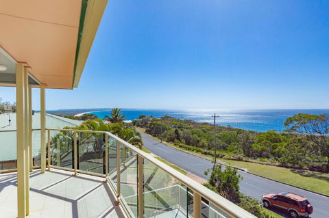 Rainbow Views Rainbow Beach Stunning Ocean Views & A Swimming Pool - Nambucca Heads Accommodation 4