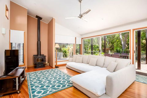 8 Satinwood Drive Rainbow Shores Architecturally Designed Pool Walk To Beach - Nambucca Heads Accommodation 4
