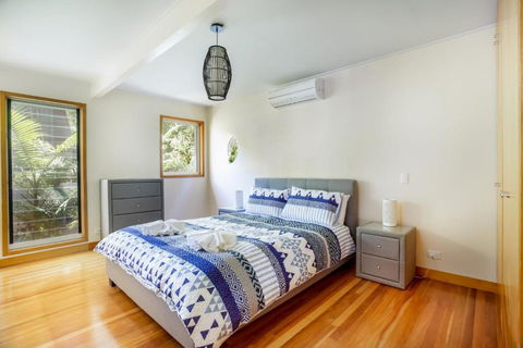 8 Satinwood Drive Rainbow Shores Architecturally Designed Pool Walk To Beach - Nambucca Heads Accommodation 2