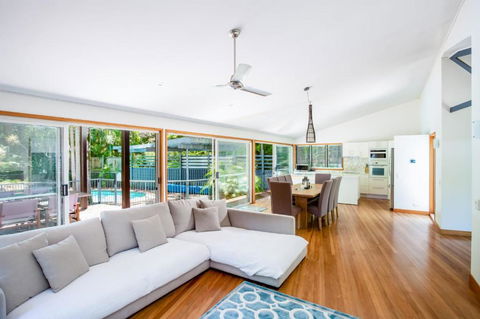 8 Satinwood Drive Rainbow Shores Architecturally Designed Pool Walk To Beach - Nambucca Heads Accommodation 1