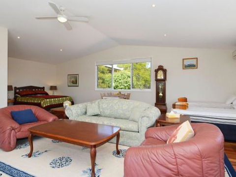 Morisset Waterfront 1bdr Studio Looking Over Trinity Marina - Nambucca Heads Accommodation 0