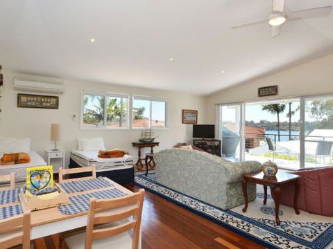 Morisset Waterfront 1bdr Studio Looking Over Trinity Marina - Nambucca Heads Accommodation 5
