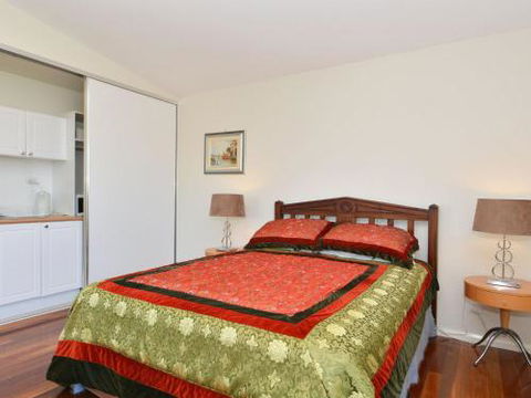Morisset Waterfront 1bdr Studio Looking Over Trinity Marina - Nambucca Heads Accommodation 6