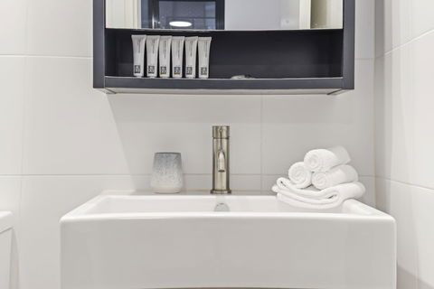 HomeHotel Stylish Apt Next To Train & Westfield - Nambucca Heads Accommodation 5