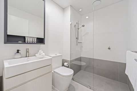 HomeHotel Stylish Apt Next To Train & Westfield - Nambucca Heads Accommodation 4