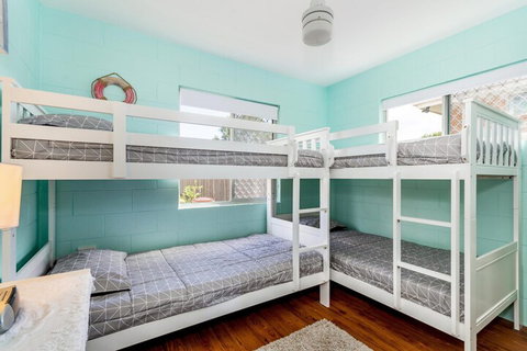 Charm & Comfort In This Ground Floor Unit With Water Views! Welsby Pde Bongaree - Nambucca Heads Accommodation 7
