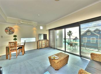 Waters Edge Luxury At Mandurah - Nambucca Heads Accommodation 4