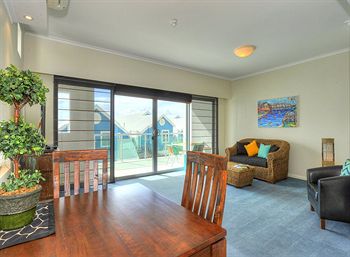 Waters Edge Luxury At Mandurah - Nambucca Heads Accommodation 3