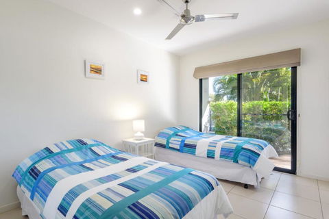 Unit 1 Rainbow Surf Modern Two Storey Townhouse With Large Shared Pool Close To Beach & Shop - Nambucca Heads Accommodation 6