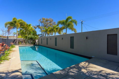 Unit 1 Rainbow Surf Modern Two Storey Townhouse With Large Shared Pool Close To Beach & Shop - Nambucca Heads Accommodation 4