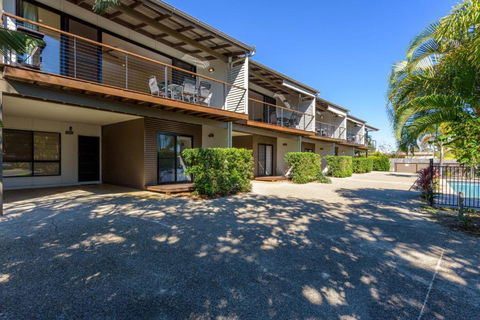 Unit 1 Rainbow Surf Modern Two Storey Townhouse With Large Shared Pool Close To Beach & Shop - Nambucca Heads Accommodation 3