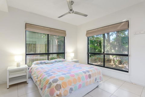 Unit 1 Rainbow Surf Modern Two Storey Townhouse With Large Shared Pool Close To Beach & Shop - Nambucca Heads Accommodation 5