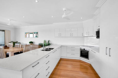 Rainbow Towers 2 Rainbow Beach High On The Hill Panoramic Views Wi Fi - Nambucca Heads Accommodation 4