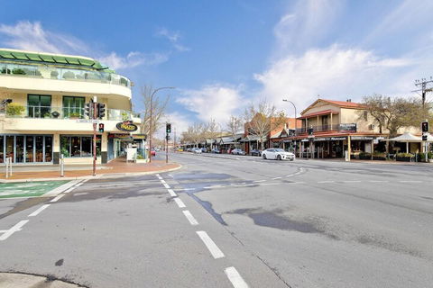 Former Dress Circle Nth Adelaide Apt With Aircon - Nambucca Heads Accommodation 4