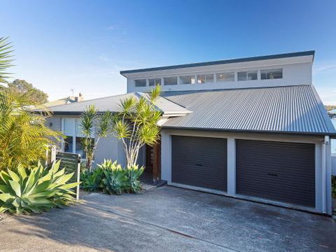 Absolute Waterfront Lakehouse Fishing Point Waterfront Pool Jetty - Nambucca Heads Accommodation 3