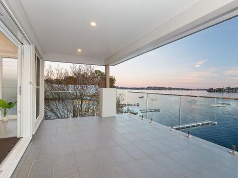 Absolute Waterfront Lakehouse Fishing Point Waterfront Pool Jetty - Nambucca Heads Accommodation 4
