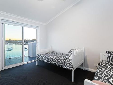 Absolute Waterfront Lakehouse Fishing Point Waterfront Pool Jetty - Nambucca Heads Accommodation 2