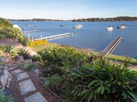 Absolute Waterfront Lakehouse Fishing Point Waterfront Pool Jetty - Nambucca Heads Accommodation 6