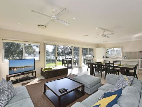 Wangi Lakehouse Renovated Lake Macquarie Lakefront Location - Nambucca Heads Accommodation 6