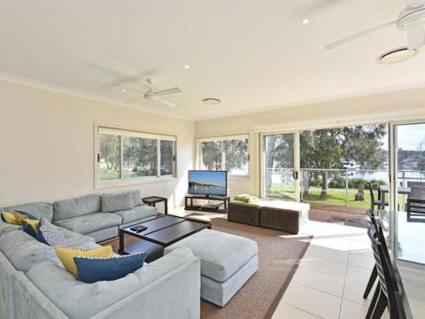 Wangi Lakehouse Renovated Lake Macquarie Lakefront Location - Nambucca Heads Accommodation 0