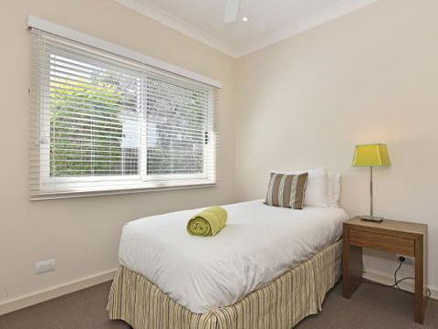 Wangi Lakehouse Renovated Lake Macquarie Lakefront Location - Nambucca Heads Accommodation 5