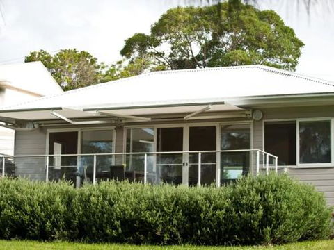 Wangi Lakehouse Renovated Lake Macquarie Lakefront Location - Nambucca Heads Accommodation 3