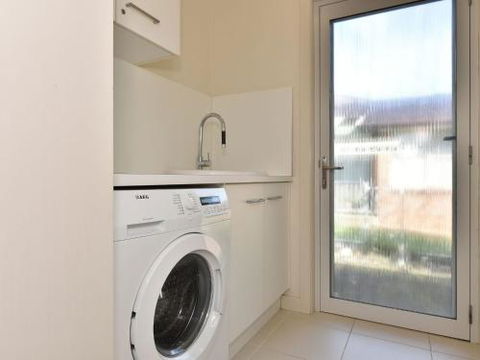 Wangi Lakehouse Renovated Lake Macquarie Lakefront Location - Nambucca Heads Accommodation 4