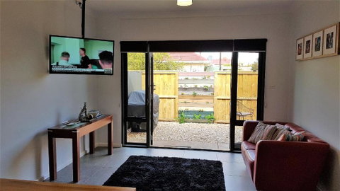 Red Ochre â€“ Large 1BR With Private Courtyard - Nambucca Heads Accommodation 1