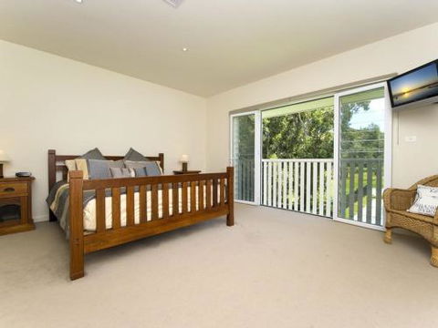 Echo Beach House 16 Reflections Dr Luxurious House With Magnificent Pool & Ducted Air - Nambucca Heads Accommodation 1