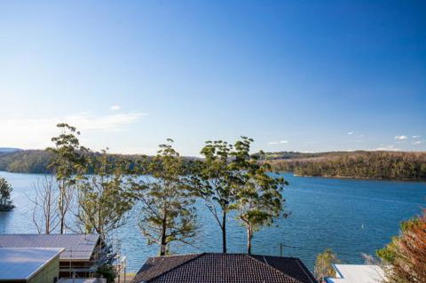 Home On The Water 21 Evans St. Lake Conjola - Nambucca Heads Accommodation 1