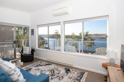 Home On The Water 21 Evans St. Lake Conjola - Nambucca Heads Accommodation 3