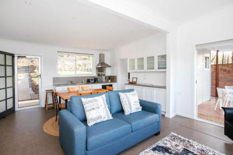 Home On The Water 21 Evans St. Lake Conjola - Nambucca Heads Accommodation 4