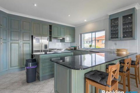 Villa San Gabriel Vincentia Sleeps 14 4pm Check Out Sundays - Nambucca Heads Accommodation 1