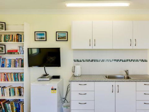 Pollys Escape Main House Cottage Vincentia 4pm Check Out Sundays - Nambucca Heads Accommodation 6