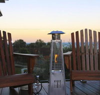 WHALE WATCH FOR FOUR Gerringong 4pm check out Sundays - Nambucca Heads Accommodation