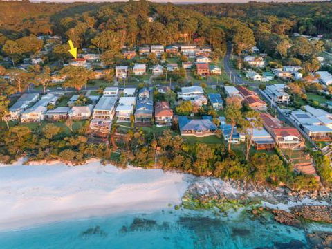 Sandals At The Bay Downstairs 4pm Check Out Sundays - Nambucca Heads Accommodation 0