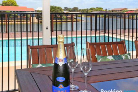 Schirrmann 56 Four Bedroom Home On Canal With Pool Pontoon Aircon & WiFi! - Nambucca Heads Accommodation 5