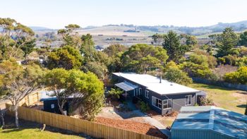 4 Bedroom Entertainer With Bungalow Next To Beach - Nambucca Heads Accommodation 2