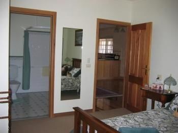 Buttercup Cottage & Private Apartment - Nambucca Heads Accommodation 4